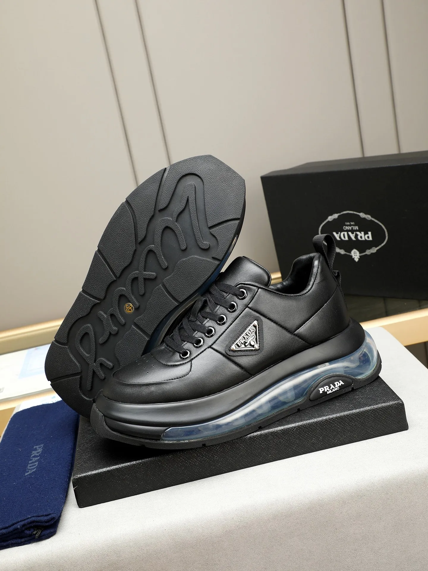 Men's shoes 💰640 Prada/Prada Men's casual shipping, imported cowhide upper, prada triangle logo, lambskin lining, original air cushion sole, rubber sewing process, rubber bottom layer, excellent shock absorption effect, comfortable on the feet! Size: 39-44 (38 45 customized)